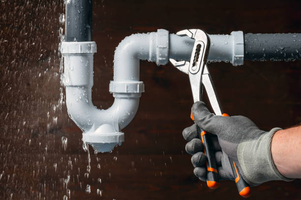Professional Emergency Plumber technician working in Harper, TX